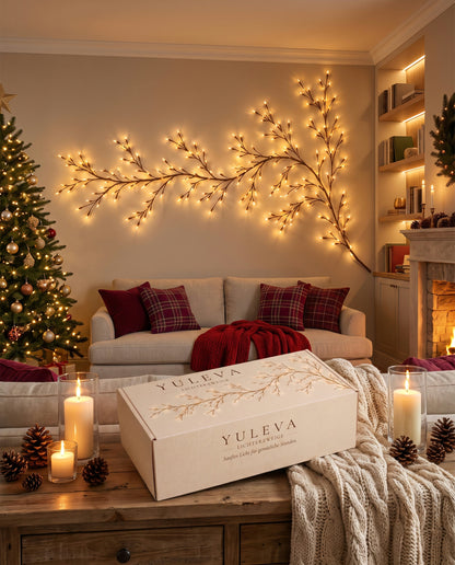Yuleva Lichterzweig leuchtet an der Wand über dem Sofa, davor die Yuleva-Box